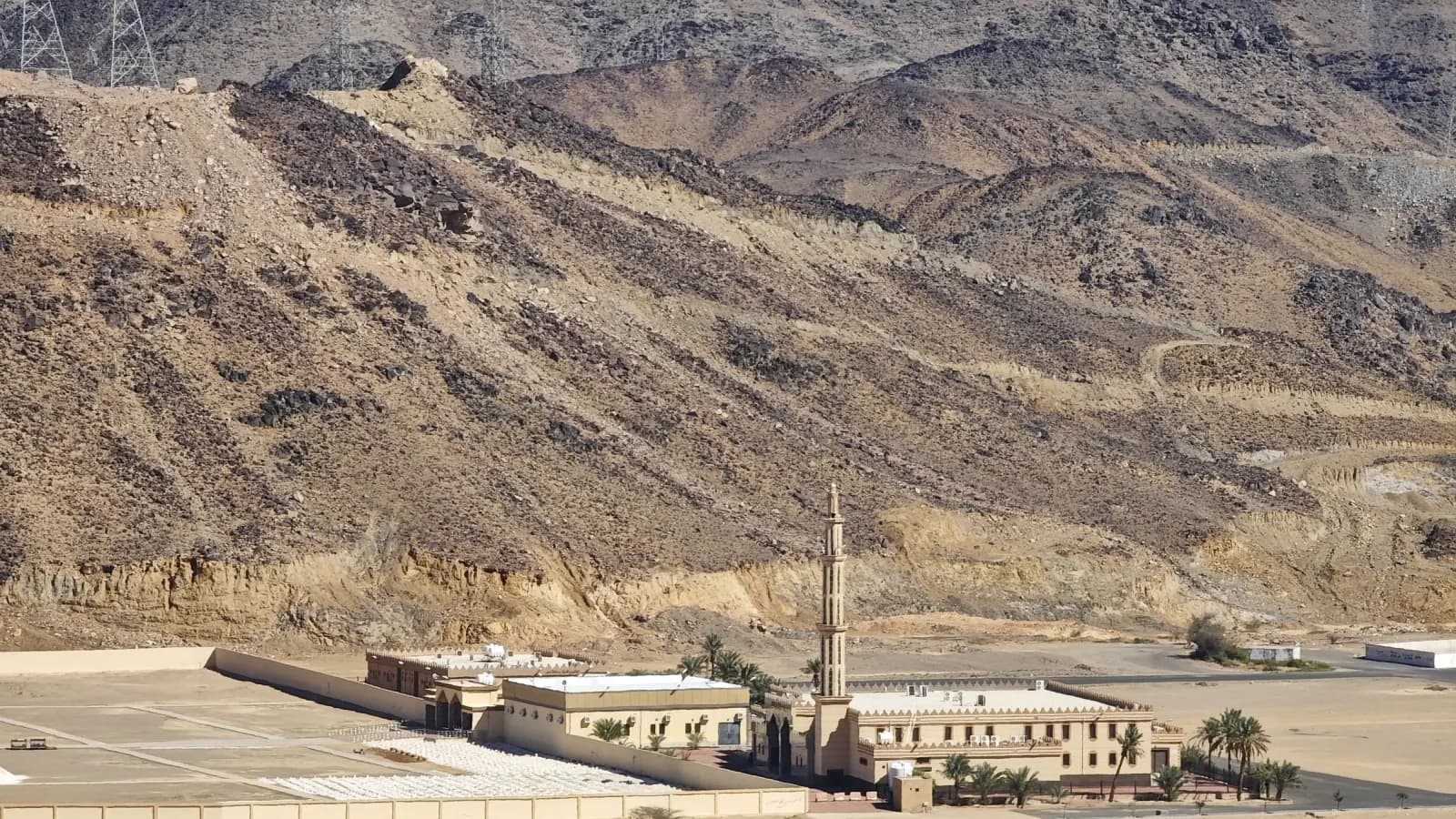 Mosque and mountain landscape on the route through the Madinah region